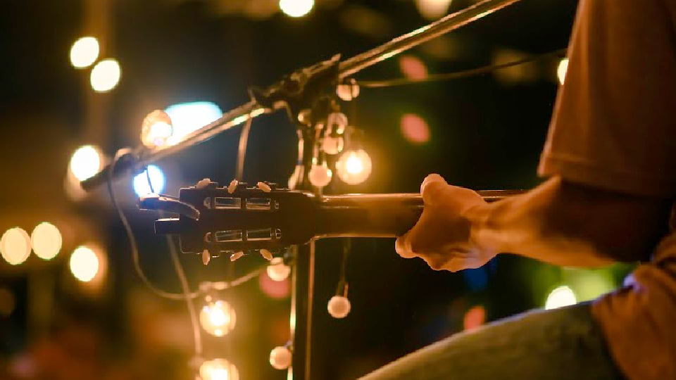 Músico tocando em festa de final de ano