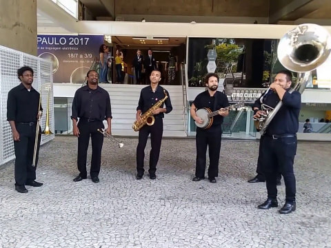Banda Orleans Street Jazz tocando Chameleon